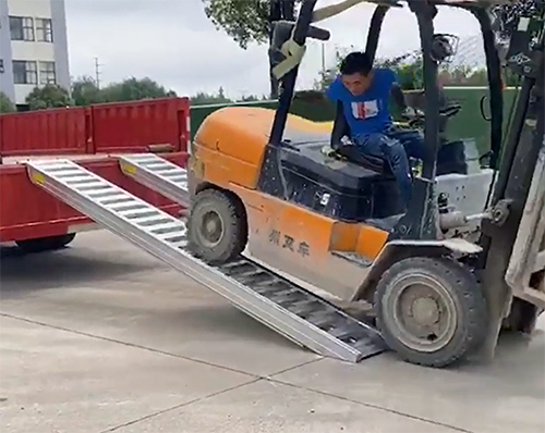 鹤岗铝合金梯子的安全问题必须高度重视